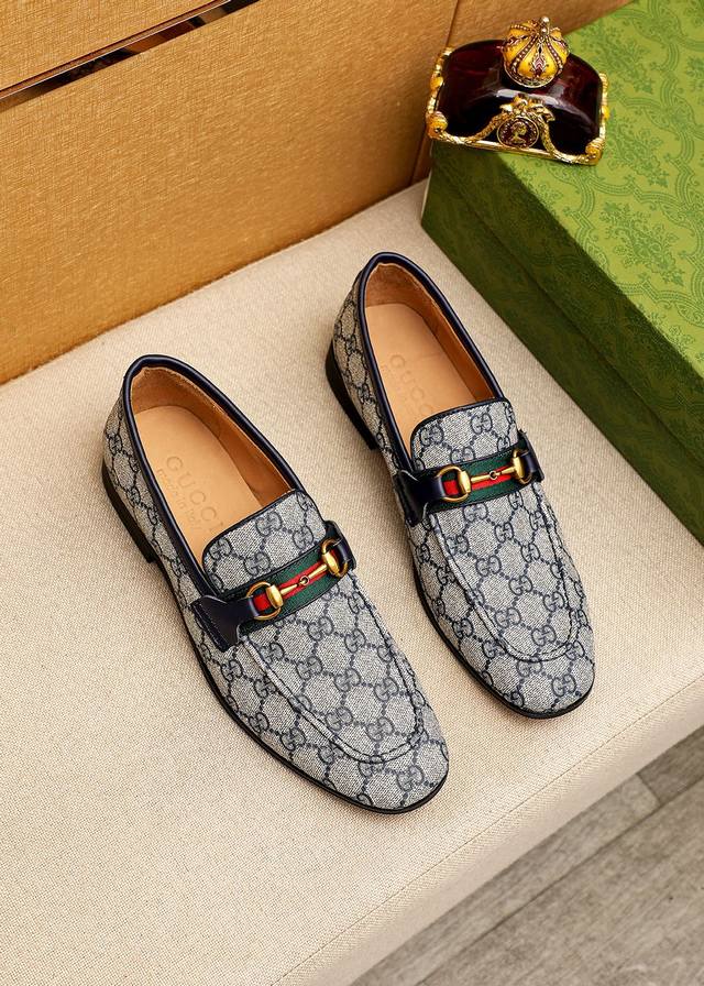 商品商标：Gucci 古驰 休闲皮鞋 正码码数: 38-44 45.46订制 商品材料：精选 进口头层布料鞋面+原版五金扣，进口牛皮内里。强烈立体视觉效果，组合